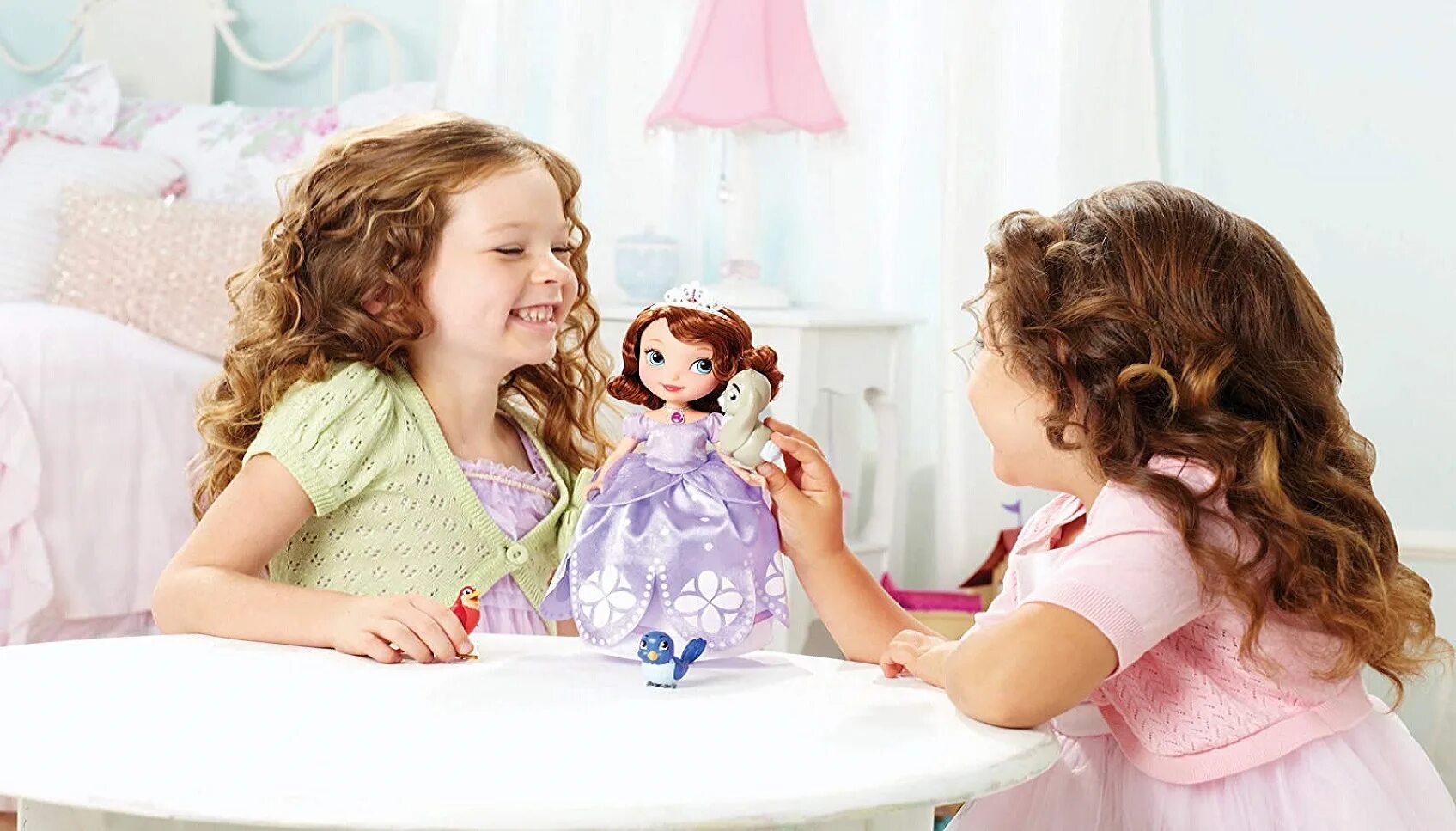 Игры с куклами. Куклы для девочек. Девочка с двумя куклами. Девочка играет в куклы. Девочки играющие в куклы.