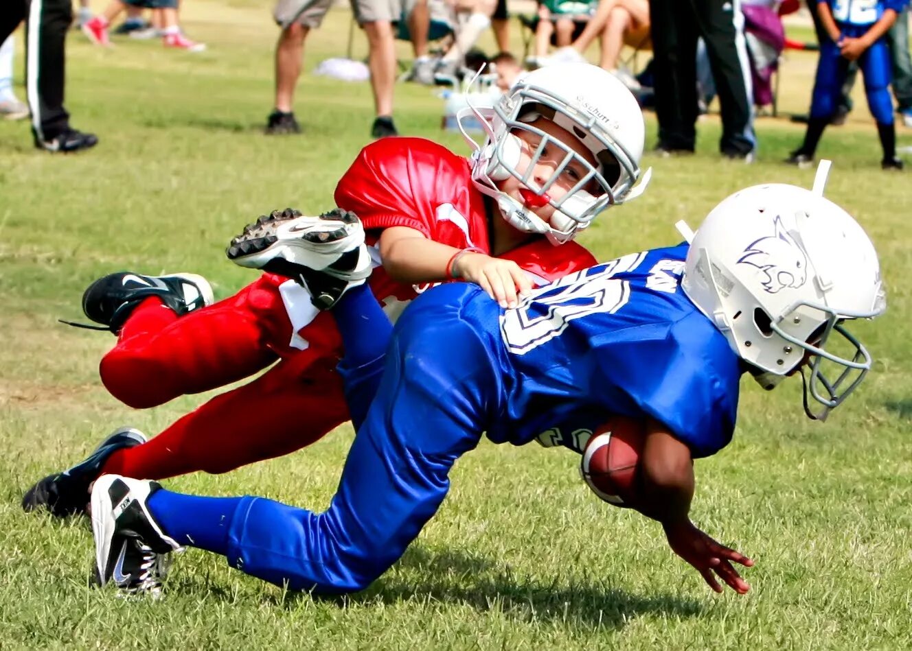 Dick falls. Pee Wee Football. Diving Football. American Football Falls. Fall in Football.