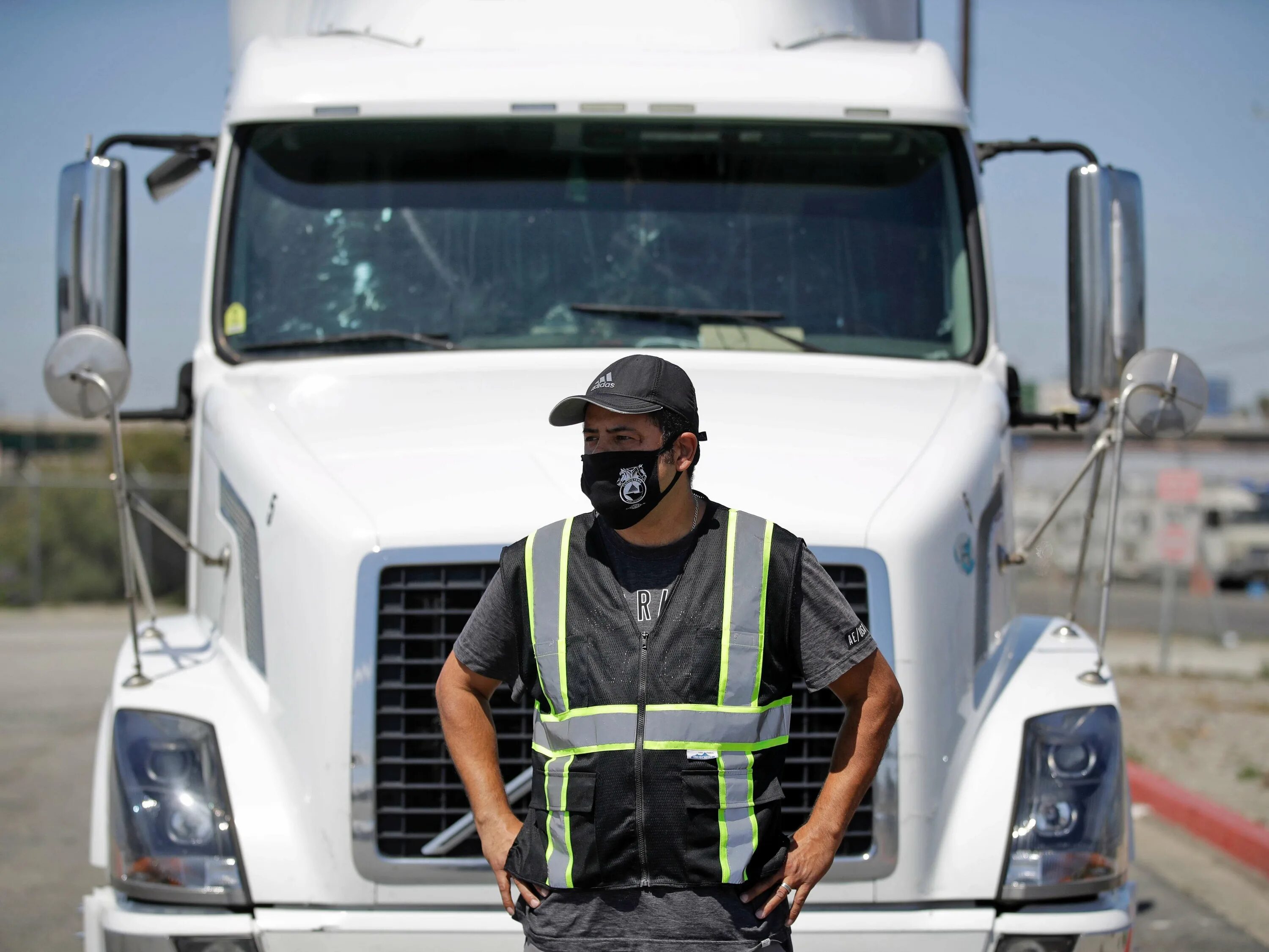 Прокат грузовых водителя. Водитель фуры. Американский водитель. Truck Driver. Водитель дальнобойщик.