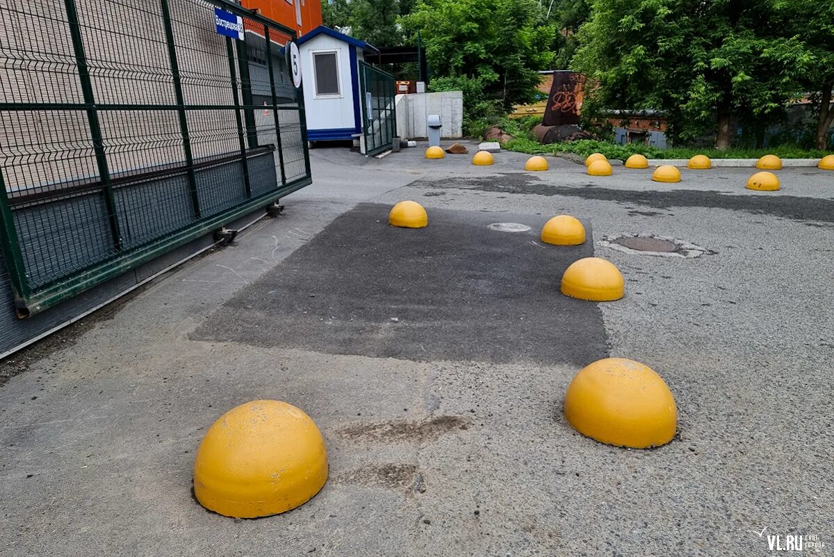 Полусферы бетонные антипарковочные. Полусферы для парковки. Полусфера бетонная ограничитель парковки. Монтаж полусфер бетонных. Бетонная полусфера псф 50-24.