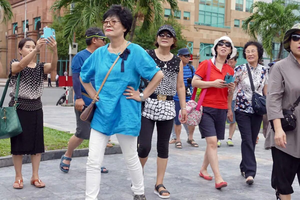 Вьетнам последние новости. Китайская одежда на туристах. Китайские туристы. Вьетнам современная мода. Китайцы во Вьетнаме.