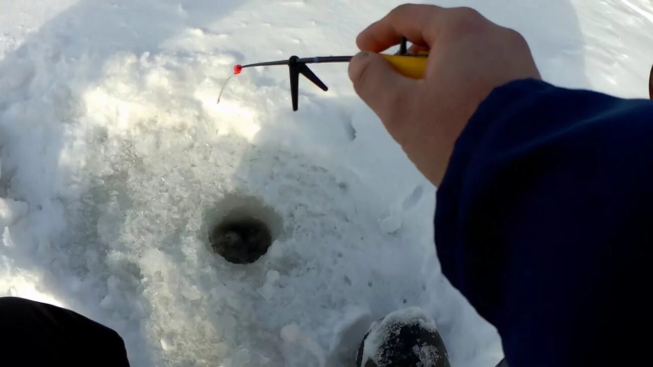 Ловля окуня зимой на мормышку. Мормышка на плотву весной. Зимняя безмотылка видео. Зимняя безмотылка видео. Безмотылка для зимней рыбалки игра.