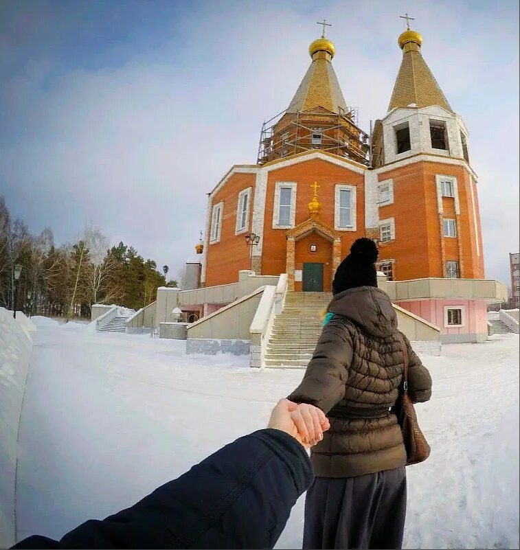 Храм. Фотосессия в храме. Люди около храма. Люди возле церкви. Можно ли посещать храмы