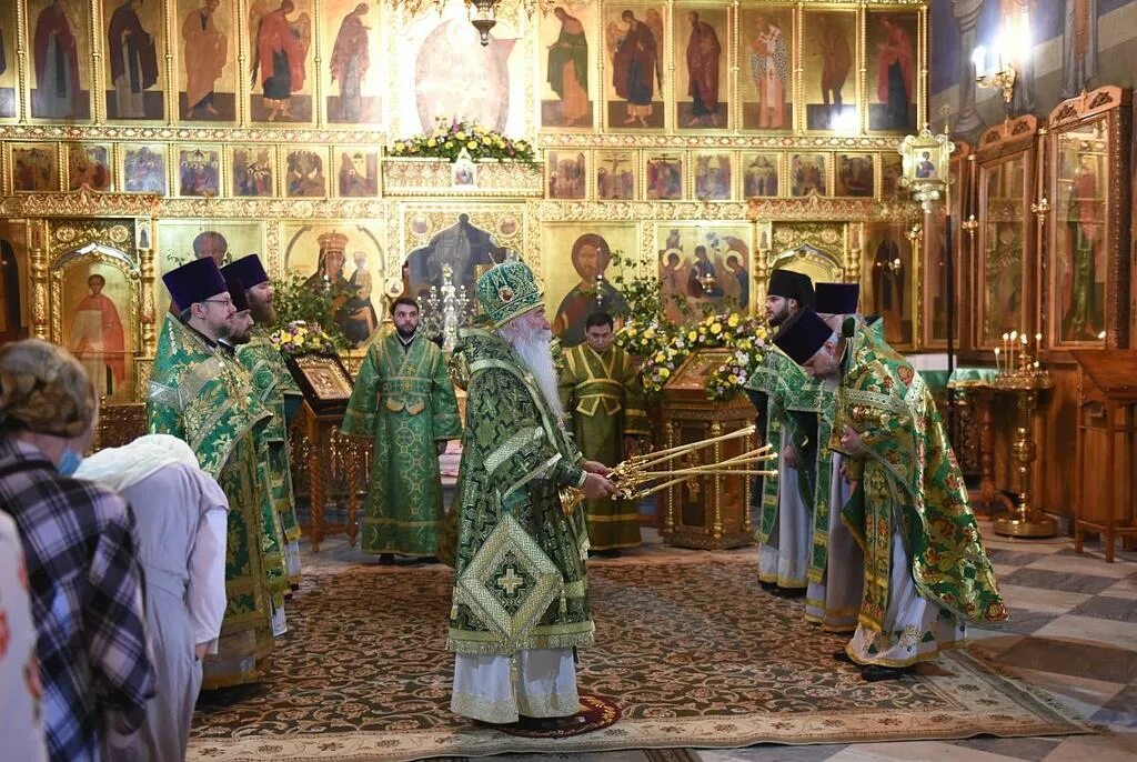 Живоначальная троица в черемушках. Епископ Мытищинский Феофилакт. Храм Троицы Живоначальной в Щелково. Храм Живоначальной Троицы в Черемушках духовенство.