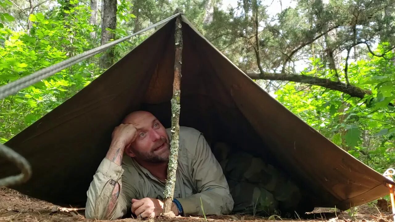 Палатки бездомных. Убогая палатка. Шалаш бомжа