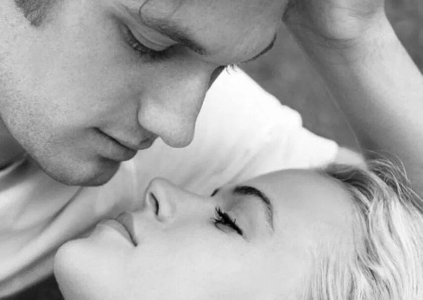 Целует глазки. Влюбленные глаза мужчины. Твои поцелуи самые. Поцелуй в глаза. Мужчина целует глаза женщины.