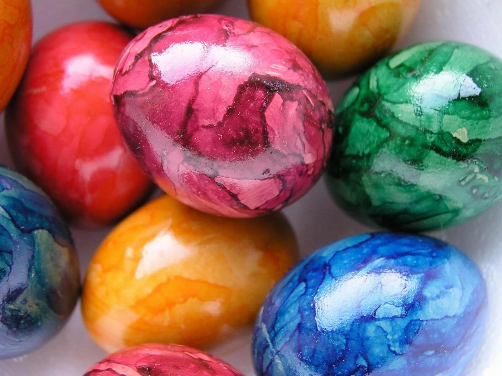 Разноцветные яйца на пасху. Мраморные пасхальные яйца. Крашенки мраморные. Крашеные яйца мраморные. Окрашивание яиц мраморные яйца.