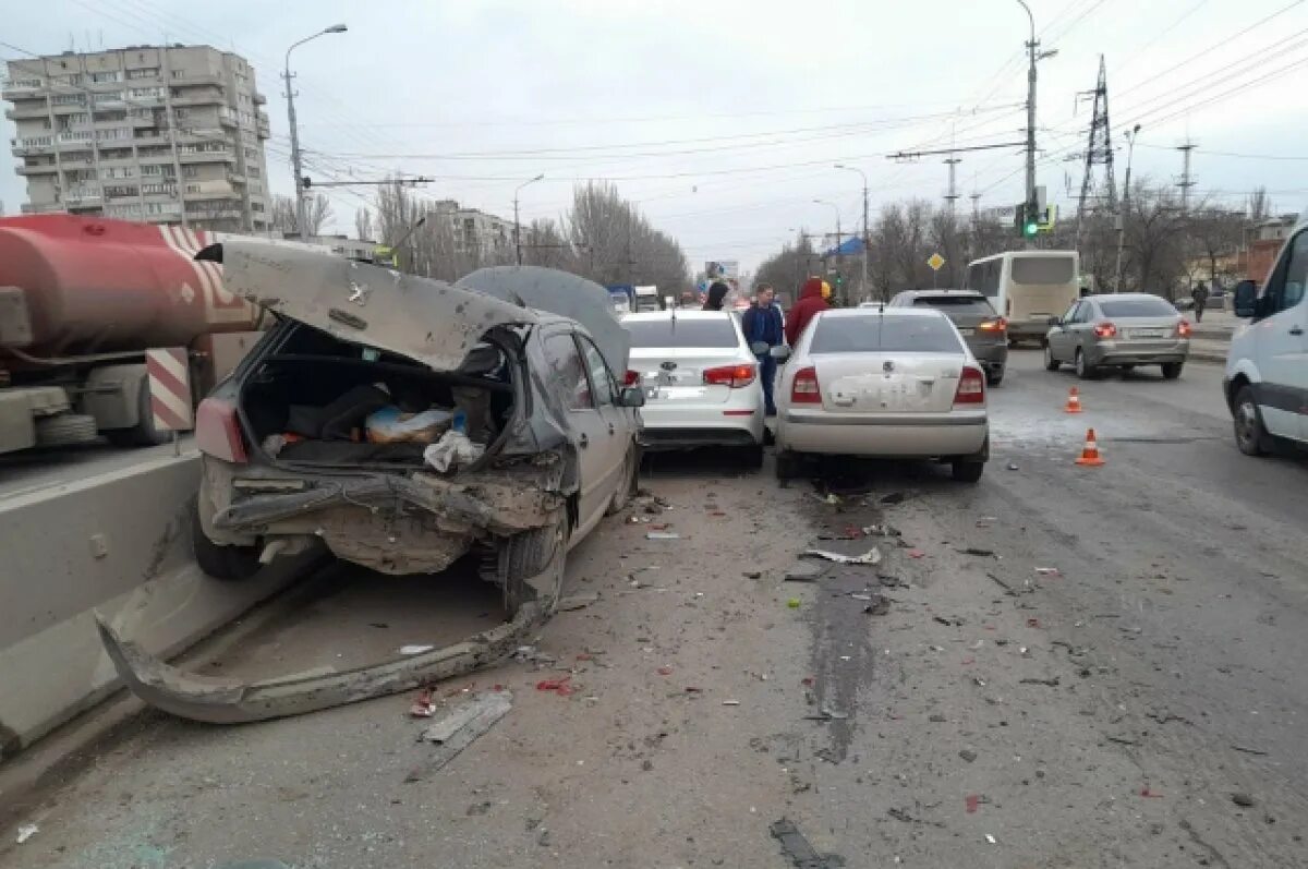 Жуткое групповое ДТП на проспекте Жукова в Волгограде попало на видео АиФ Волгог
