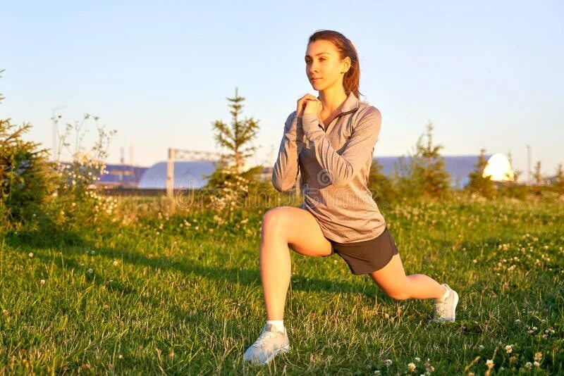 Девушки в парке в юбке. Девочкс. Девушки в коротких платьях. Девочка сидит и видно. Девочка сидит держит игрушку.