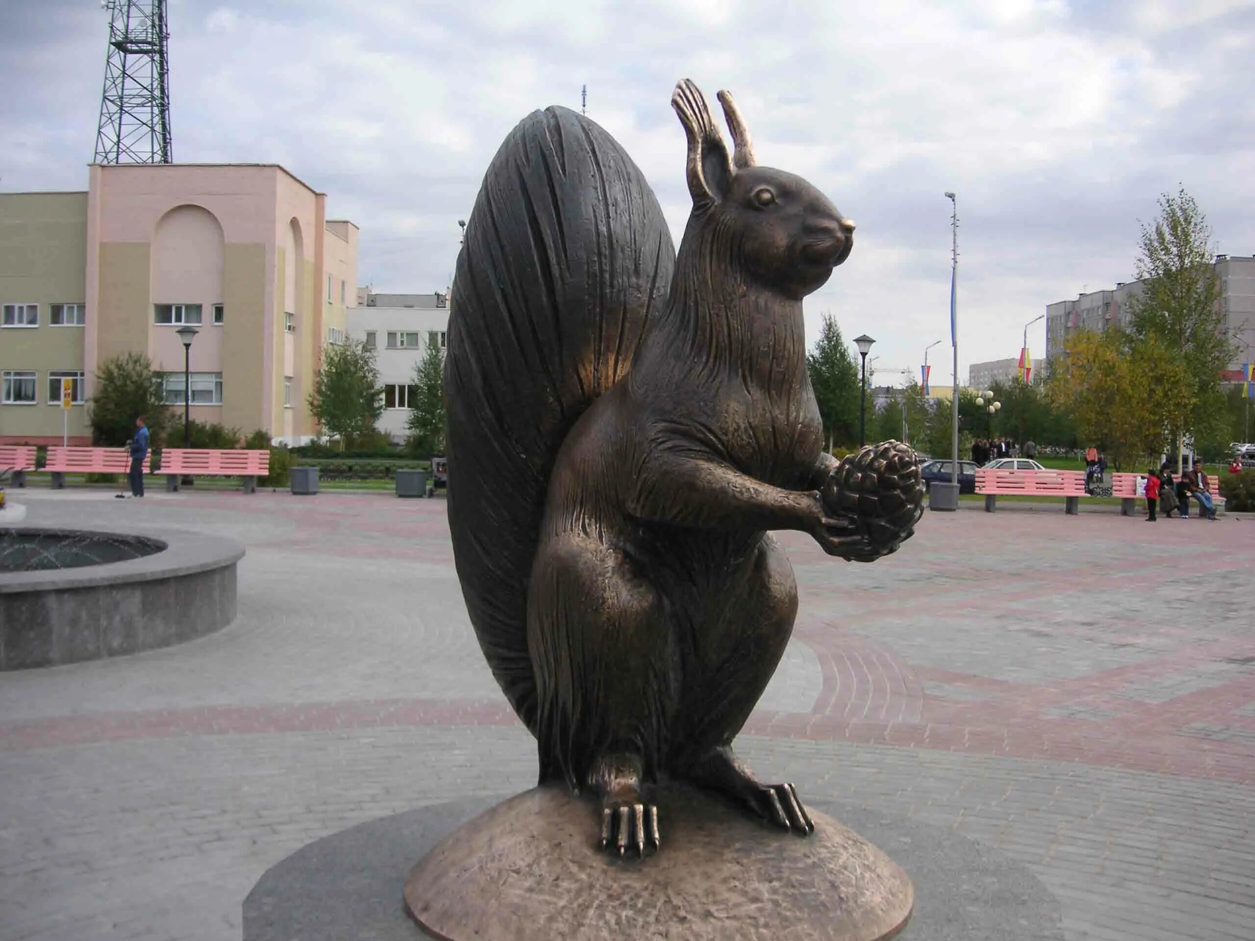 белочка статуя лангепас. лангепас достопримечательности. лангепас беличье угодье. лангепас скульптура белки. лангепас животное.