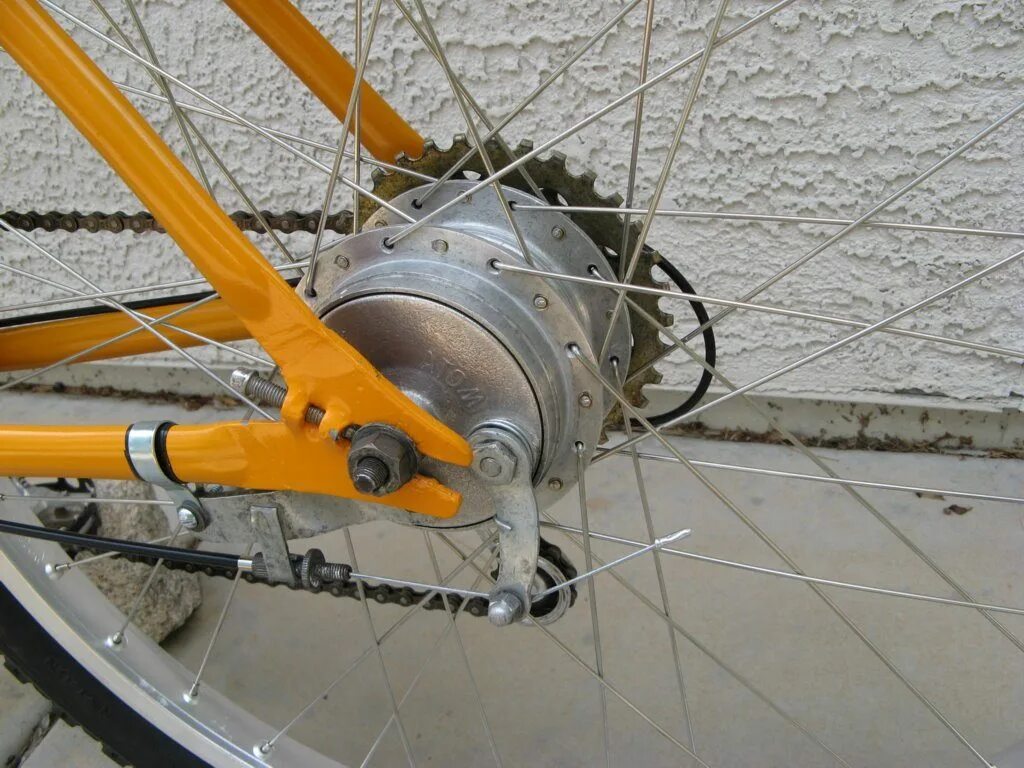 Заднее колесо велосипеда взрослого. Роллерные тормоза для велосипеда ХВЗ. Барабанный велосипедный тормоз. Барабанный тормоз для велосипеда. Баробановый торсоз на велесипед.