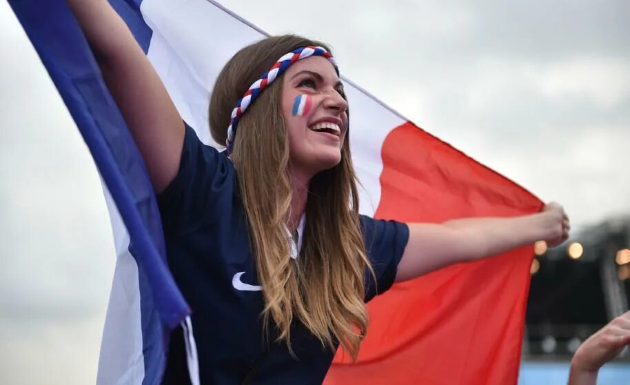 Человек с флагом Франции. Французские болельщицы. Девушки Франции. Девушка с французским флагом.