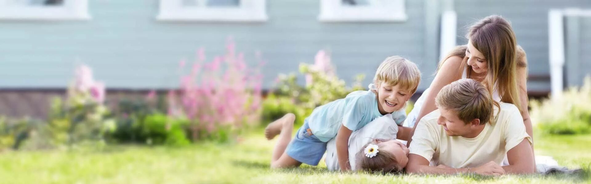 Single family. Семья на лужайке. Семья на газоне. Счастливая семья на газоне. Дом лужайка семья.