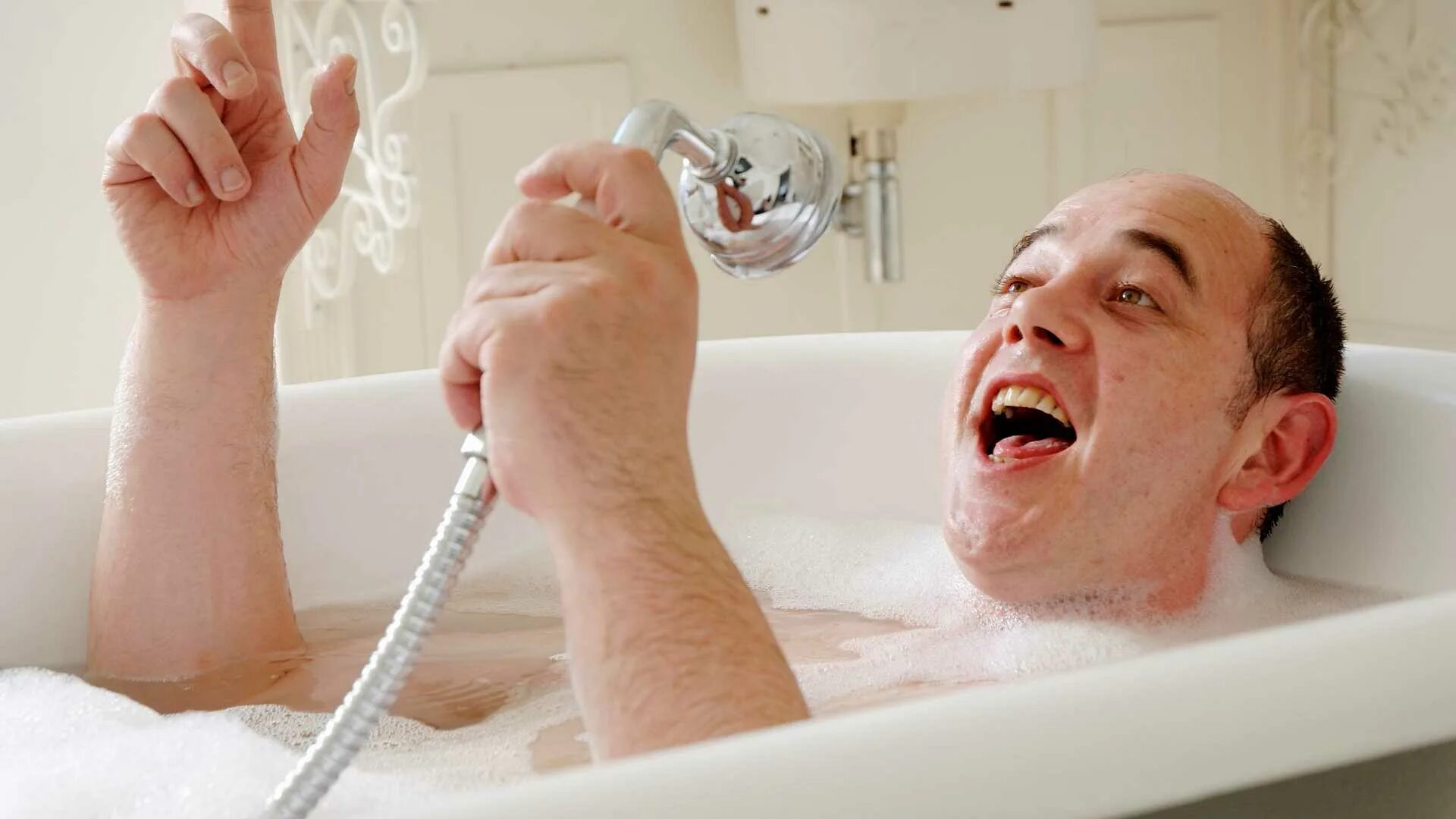 В душе была мылась. Мужчина в ванне. Человек в ванной. Петь в ванной. Человек поющий в ванной.