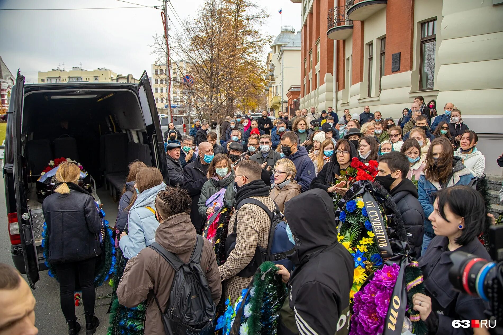 Провожающая в последний путь фрирен продолжение. Городское кладбище в Самаре актерская аллея. 29 Сентября в Самаре простились с.