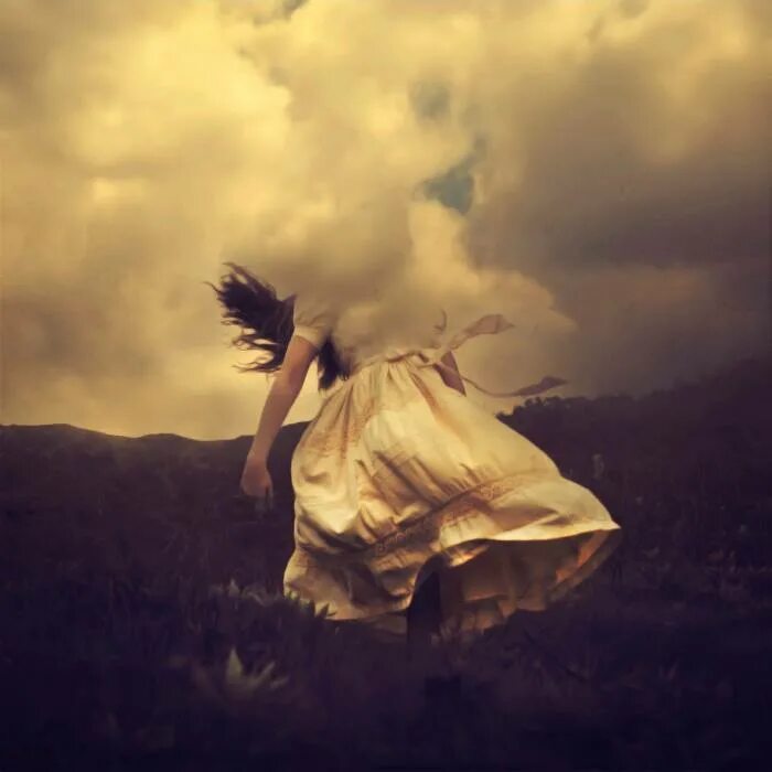 В голове туман на душе. Брук Шейден. Brooke Shaden фотограф. Brooke Shaden сюрреализм фотохудожник. Девушка исчезает.