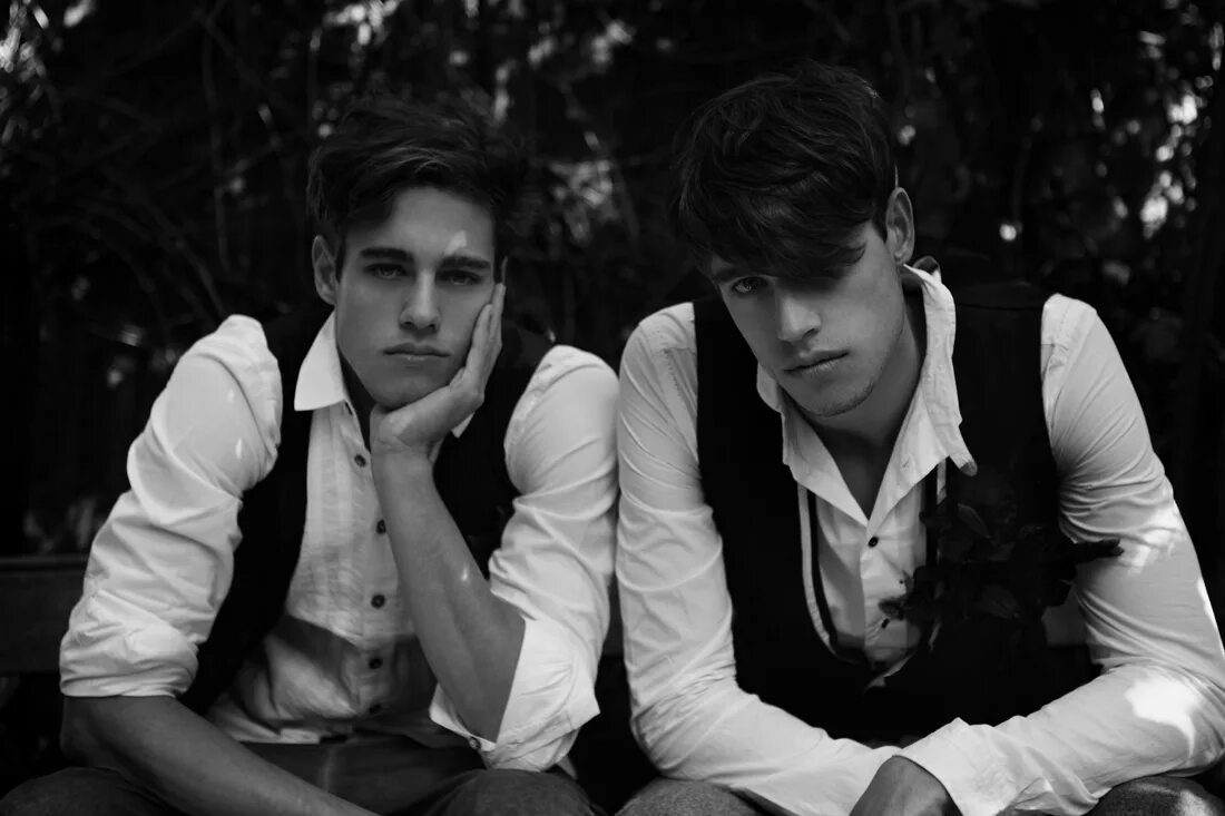 два парня четыре парня. два парня четыре парня. илегенес яой. женщина и несколько мужчин. два парня четыре парня.