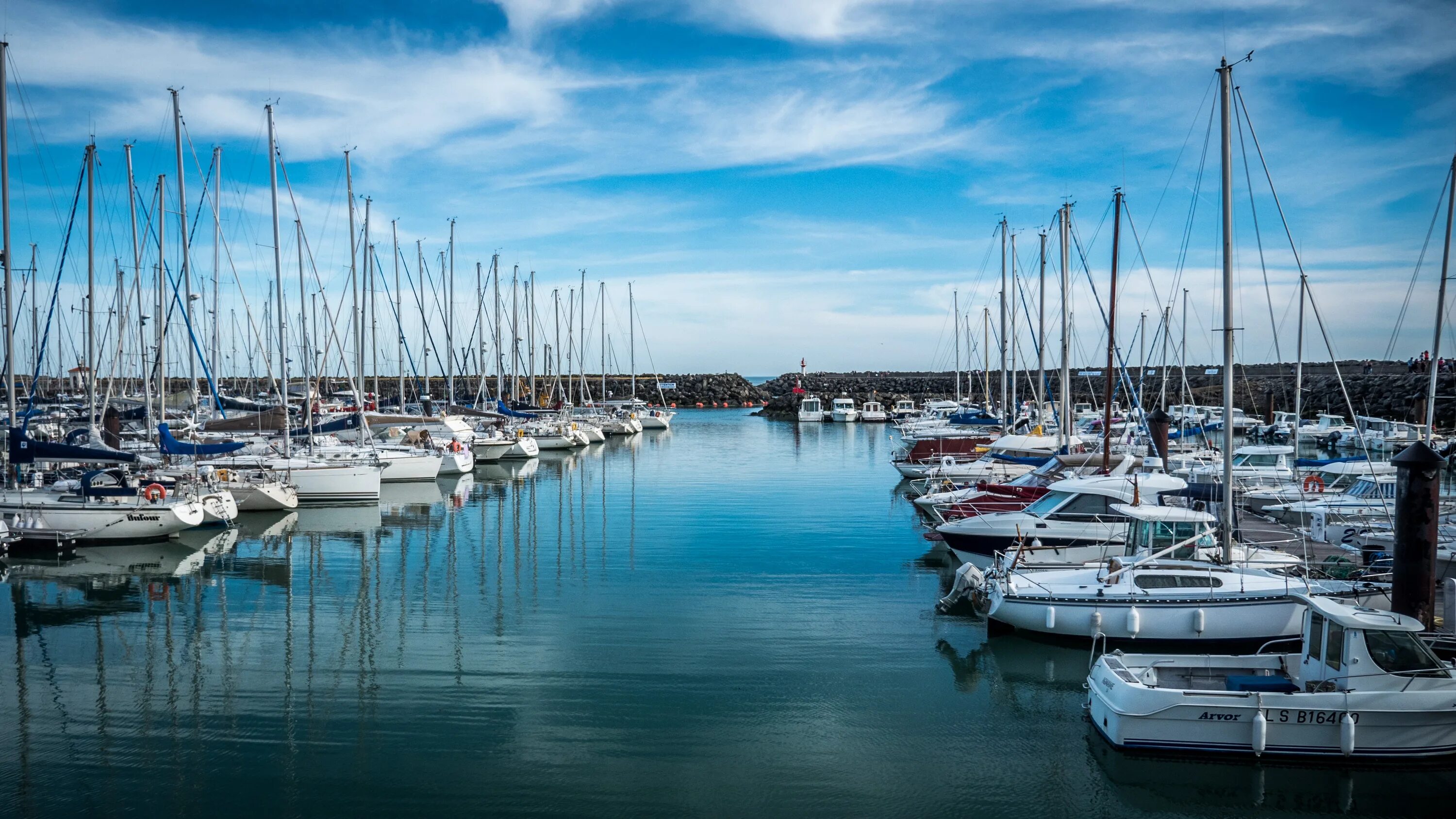 Закат в порту. Морская гавань. Marina sea. Marina sea. White sea marine services.