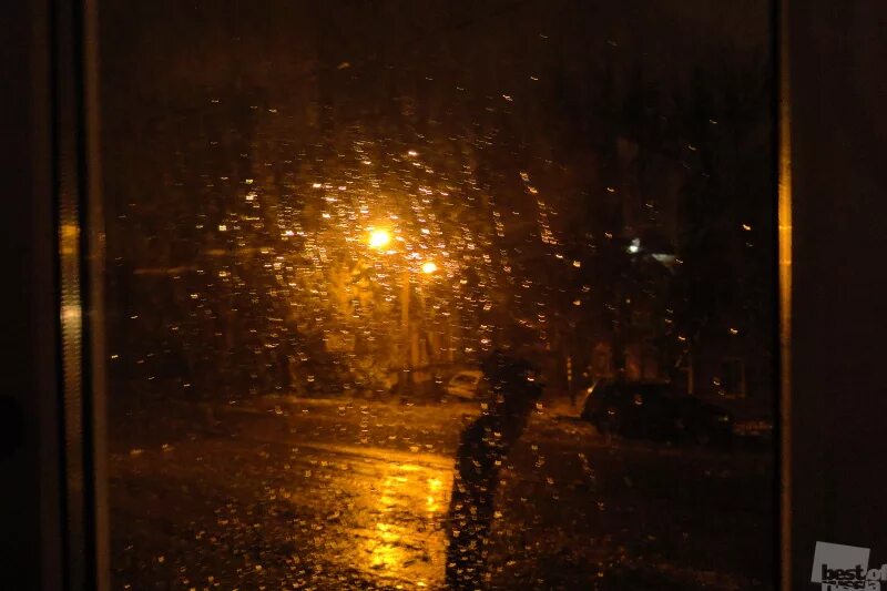 Дождь ночью. Вечер за окном. Дождь в окне. Окно дождь ночь. За окном дождь ночь фонари тает первый