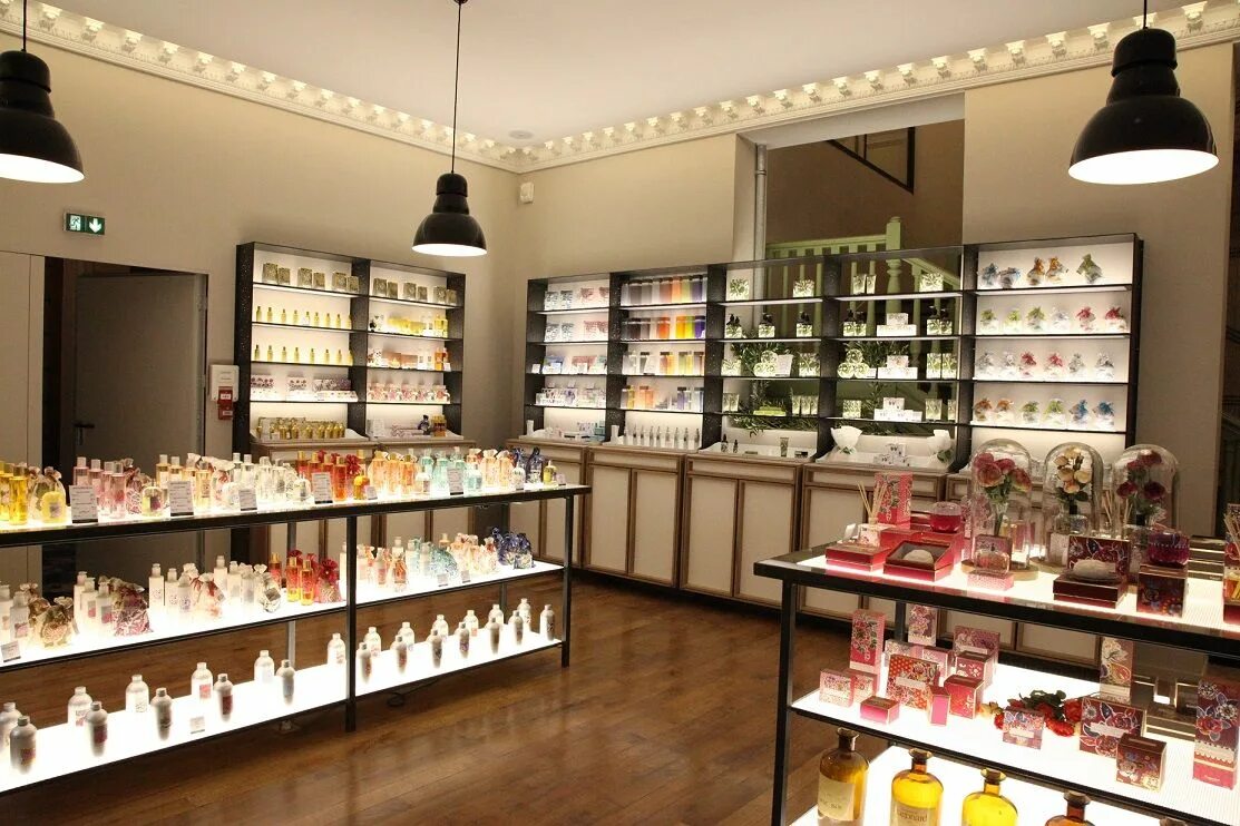 магазин косметики и парфюмерии. полка для парфюмерии для мужчин. магазин духов parfum. интерьер магазина духов. бутик духов.