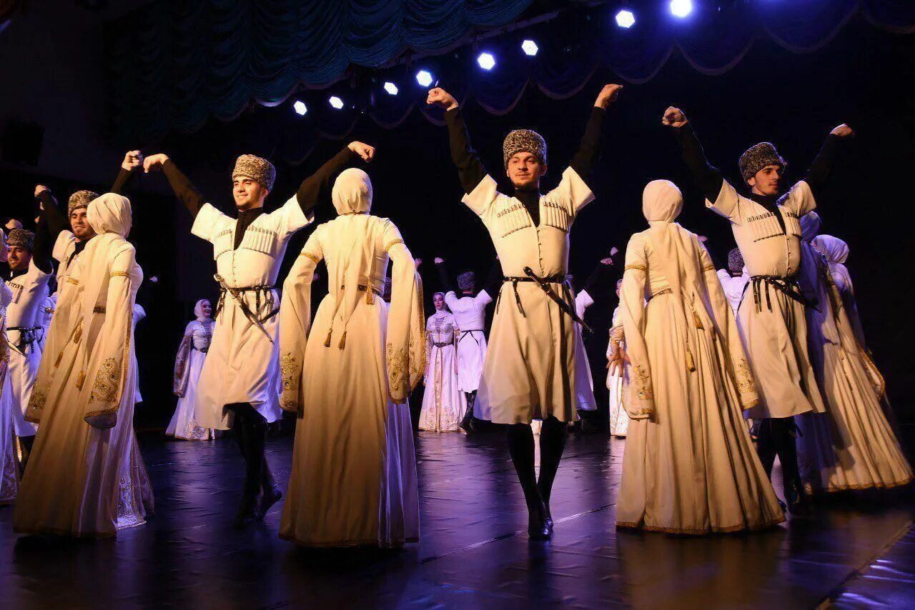 Вайнах групп. Чеченский государственный ансамбль народного танца «вайнах». ансамбль вайнах чечня. ансамбль чеченского танца вайнах. солисты ансамбля вайнах.