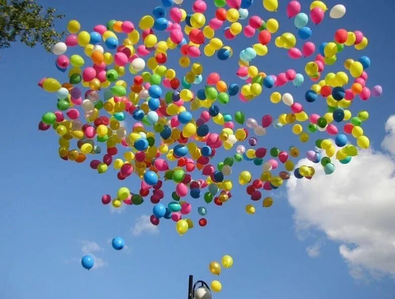 Выпускать в небо воздушные шары с гелием. Шары в небе. Шары воздушные в воздухе. Воздушные шары в небе. Запуск воздушных шаров в небо.