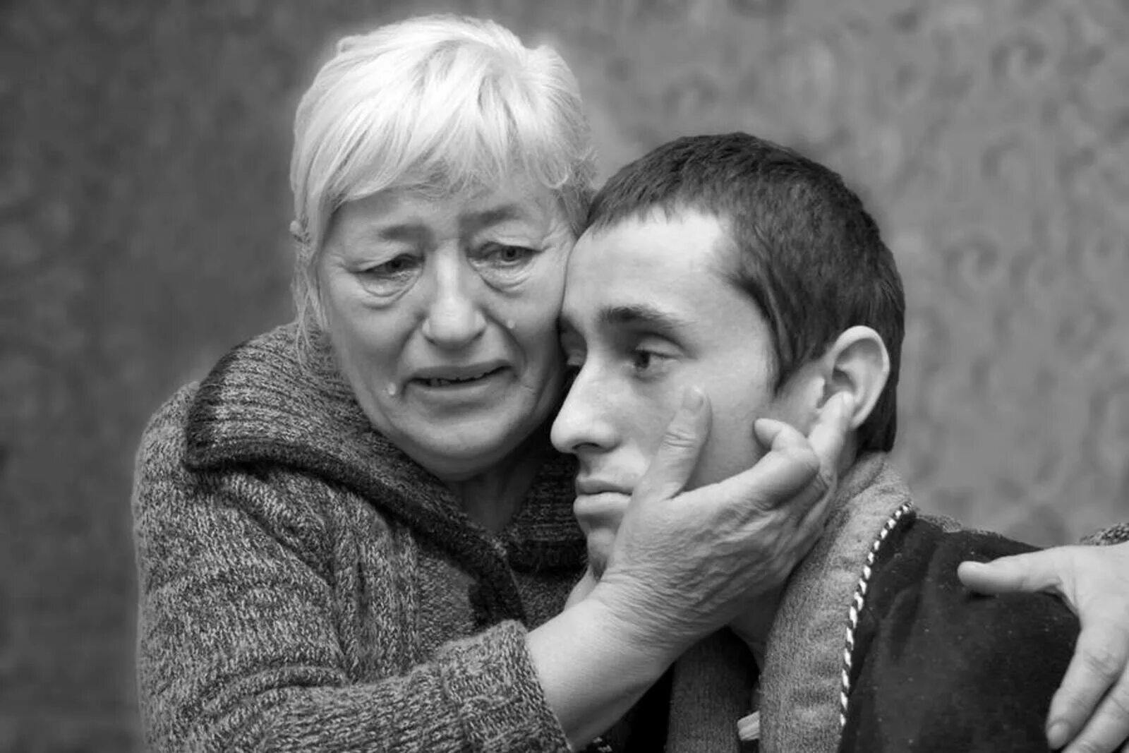 Мама скажи сын. Ткачев Александр Петрович. Мать обнимает сына. Пожилая мать и взрослый сын. Пожилая женщина обнимает сына.