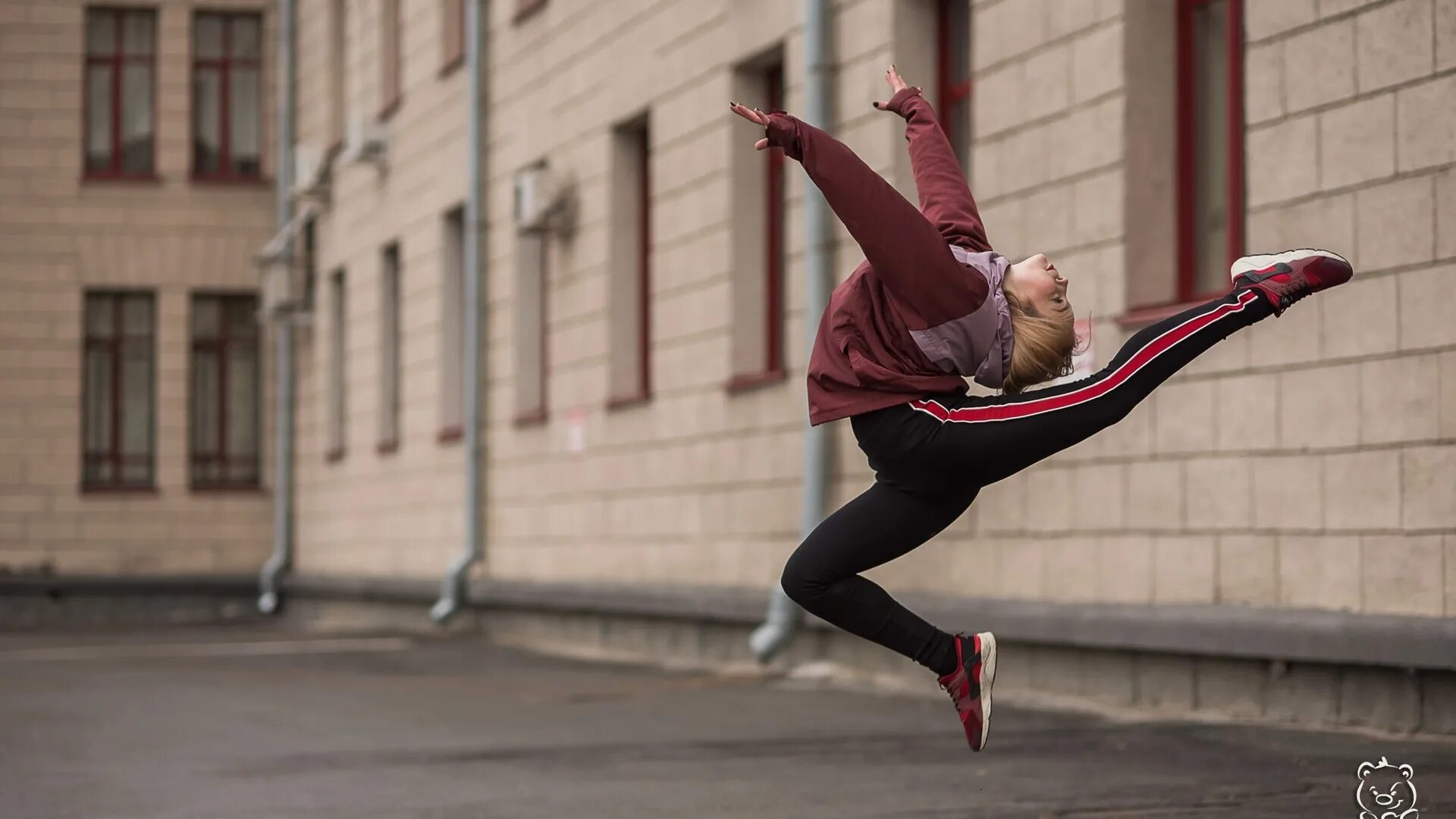 Девушка в прыжке. Спортивная девушка прыгает. Девушка в прыжке в спортивной одежде. Квадробика спорт прыжки. Русская прыгает 18