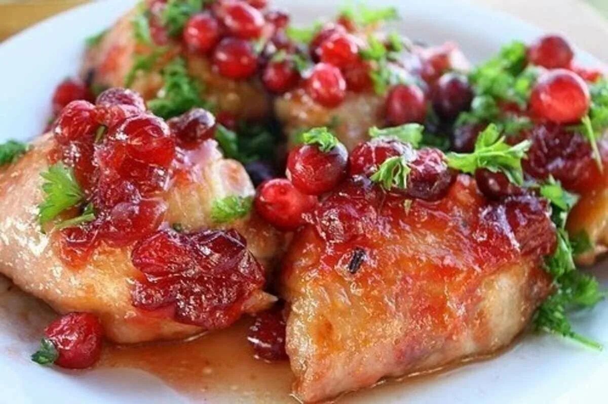 Рецепт курица под. Филе индейки с брусничным соусом. курица в клюквенном соусе. курица под клюквенным соусом. клюквенный соус к мясу.