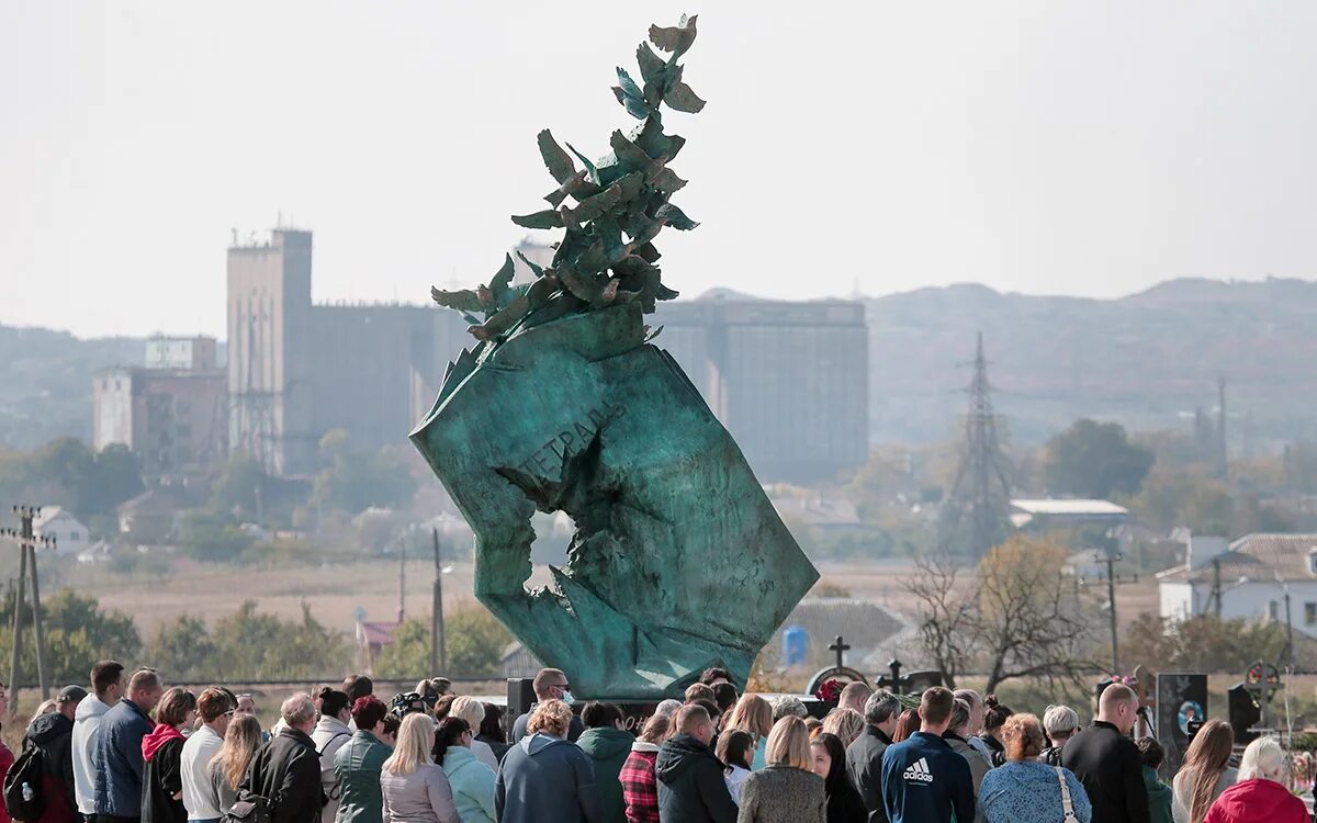 Октябрь 2018 10. Памятник в Керчи Политех. Керчь Политех монумент. Мемориал Керчь Политех. Мемориал в Керчи колледж.