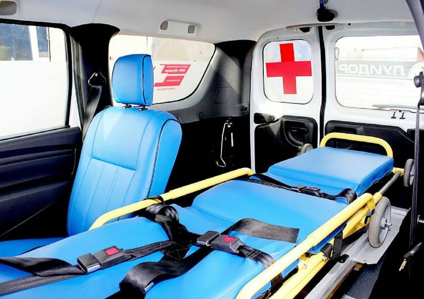 перевозка парализованных скорой помощью. транспортировка лежачих. перевозка больных машина. носилки скорой помощи. носилки скорой помощи.
