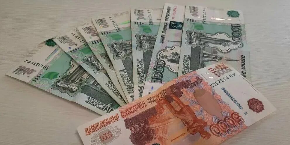 15 тысяч рублей. 3 тысячи рублей. Миллион рублей пятитысячными. Много денег в руках. То 105 тыс.