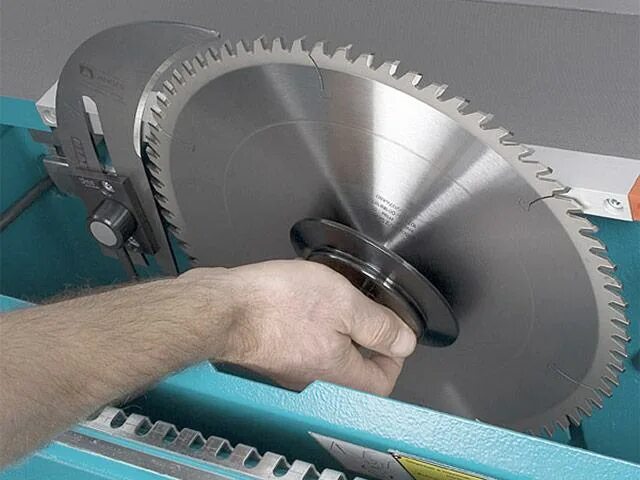 Гайка к циркулярной пиле интерскол диск на 300. Замена дисковых пил. Крепление диска циркулярной пилы. Проковка дисковых пил. Дисковая пила стационарная зубр.