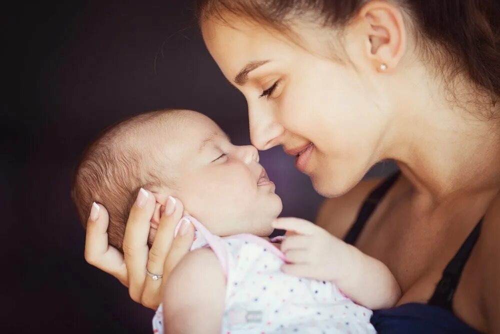 Женщина с ребенком. Малыш и мама. Фотосессия мама и новорожденный. Красивая мама и малыш. Быть мамой собственной маме