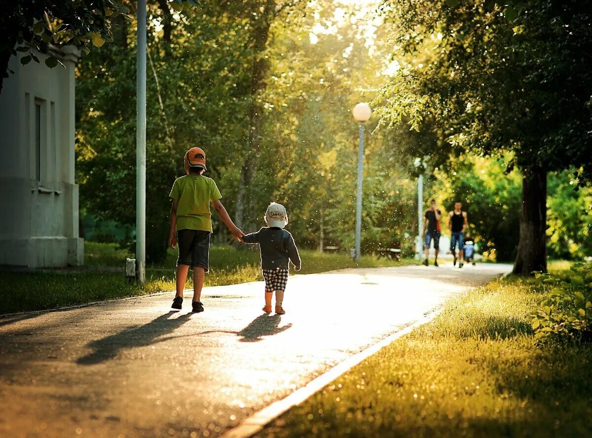 Гулять. Гулять в парке. Дети гуляют. Прогулка. Прогулки в парках.