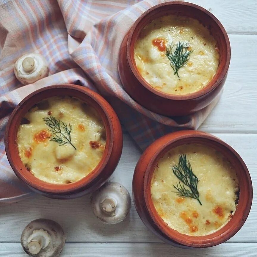 Как приготовить жульен с курицей рецепт. Блюда в глиняных горшочках. овощи в горшочках в духовке. жульен в горшочках. горшочки с курицей и картофелем.