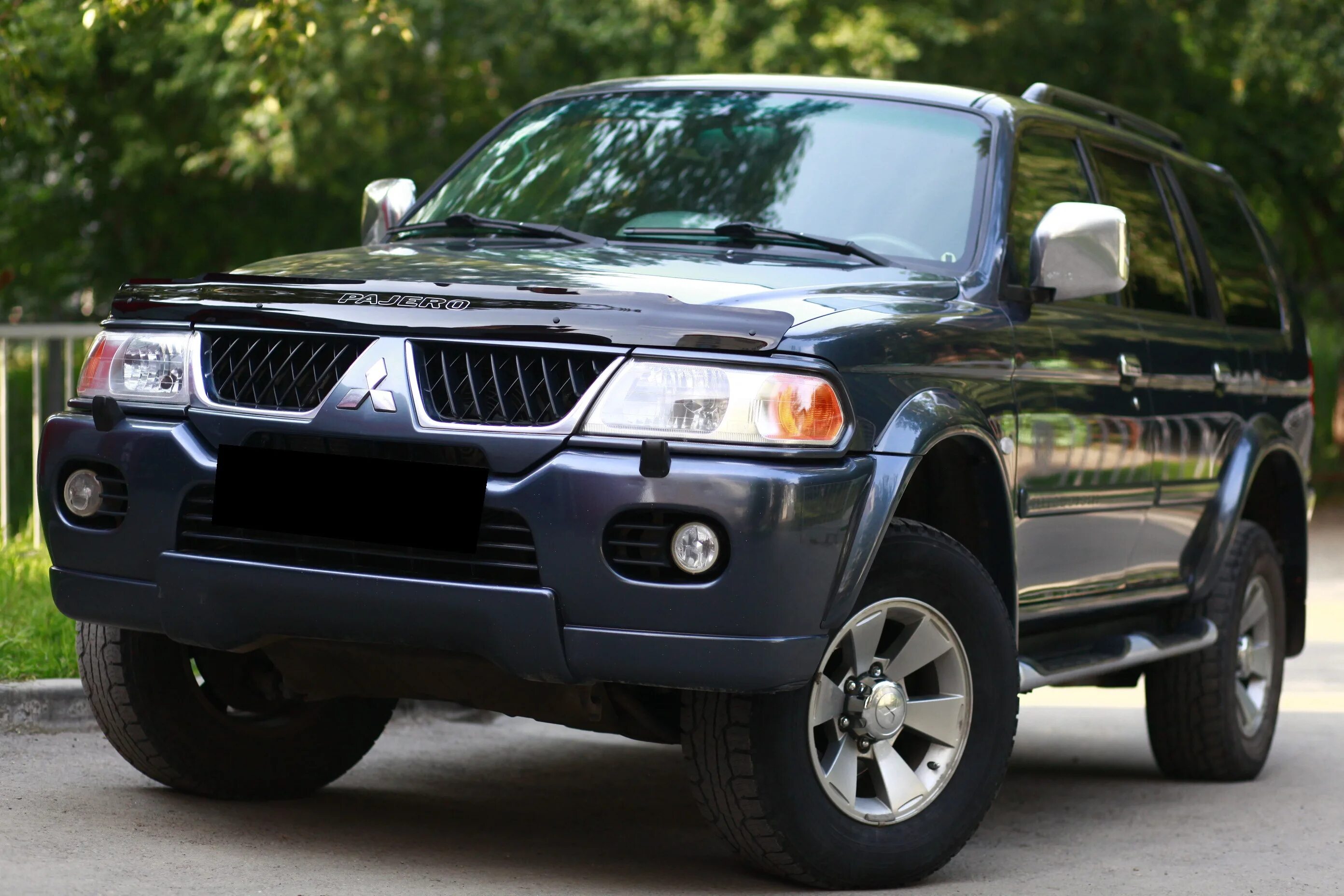 Mitsubishi pajero 2005. Паджеро спорт 3л бензин. Mitsubishi pajero sport 2005. Часы в mitsubishi pajero sport 3. Pajero sport 2004 год.