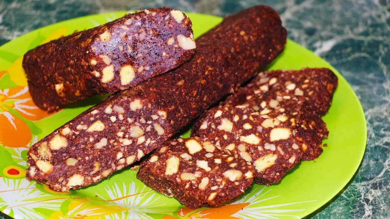 Как приготовить сладкую колбаску из печенья. Шоколадная колбаска. сладкая колбаса. колбаса из печенья. шоколадная колбаса из печенья и какао.