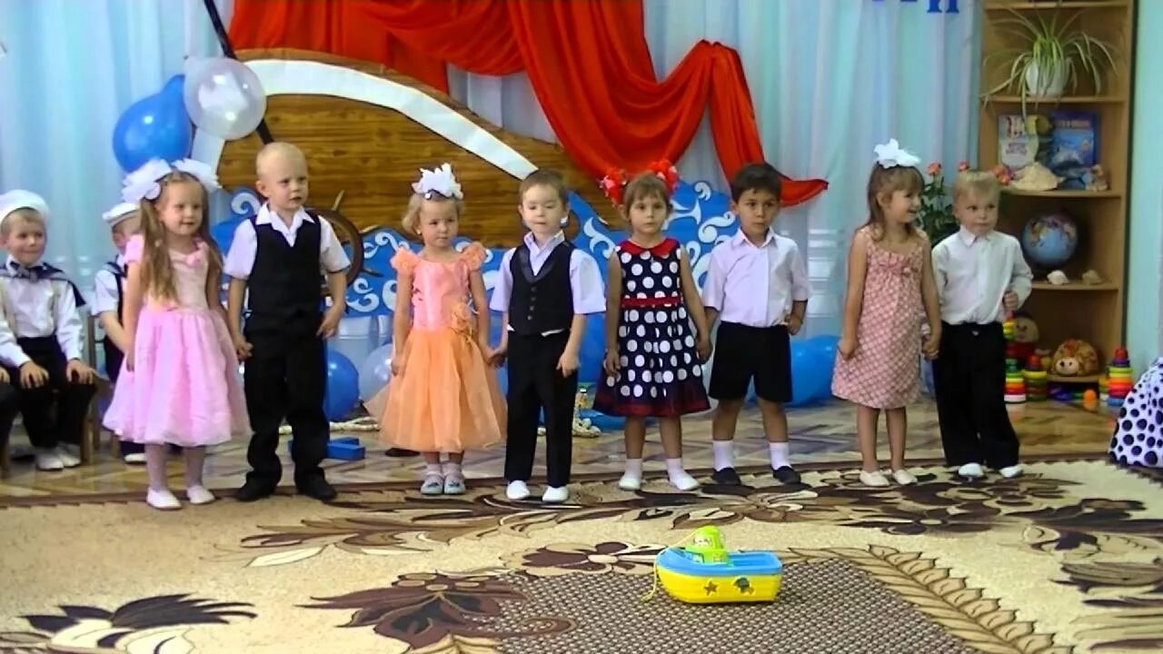 Фитнес минутка. Танец под песню кукутики мама. Танец с дугами в детском саду видео. Танец в детском саду под песню мама кукутики. Мамопомогалочка танец видео в детском саду.