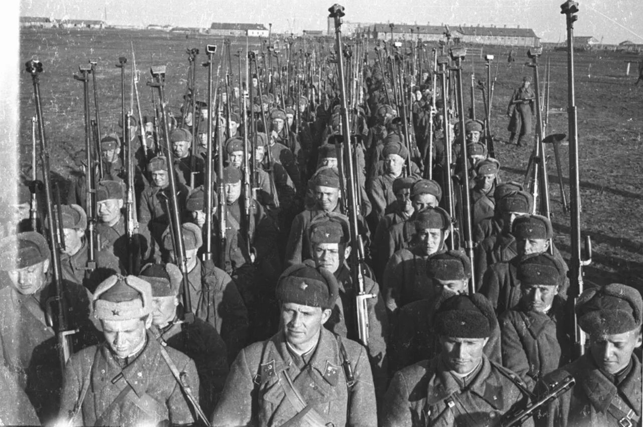 Боец ркка штыковая атака. В бой идут батальоны. Октябрь 1942 года сталинградская битва. В бой идут батальоны. Великая отечественная война бойцы ркка.