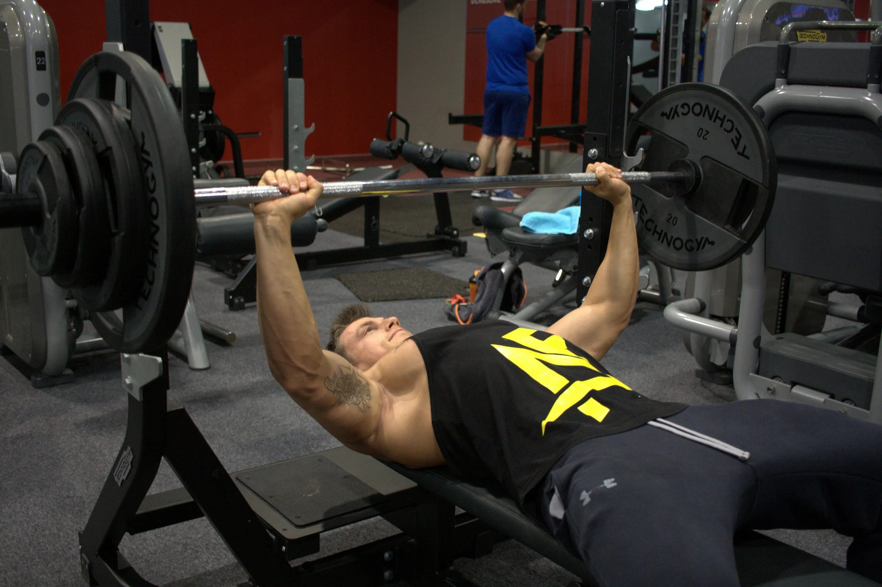 Жим лежа широким хватом. Жим лежа 70 кг. Bench Press жим лежа. Жим лежа( силовой жим). Штанга лежа.