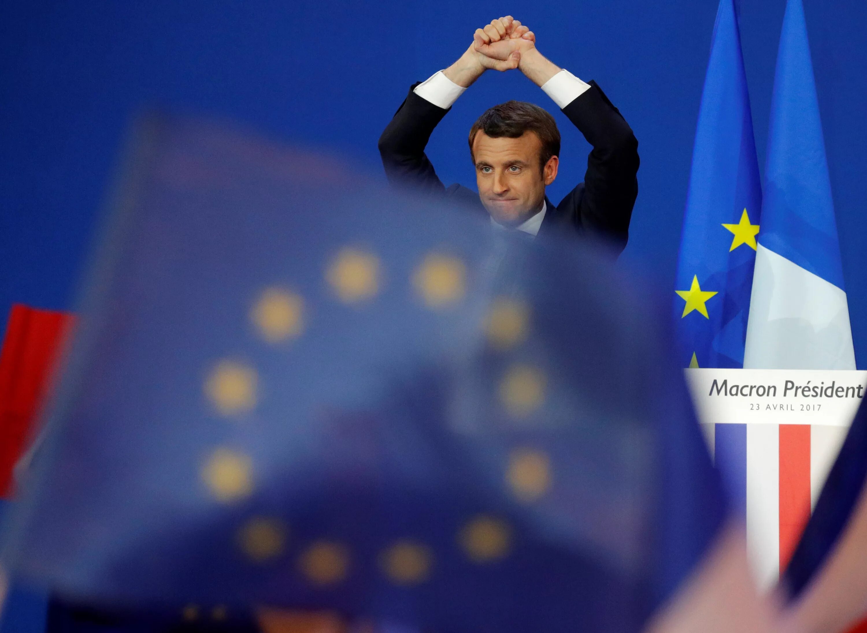 Макрон и Европейский Союз. Франция ЕС. Макрон и реформирование ЕС. Макрон на фоне флага Евросоюза.