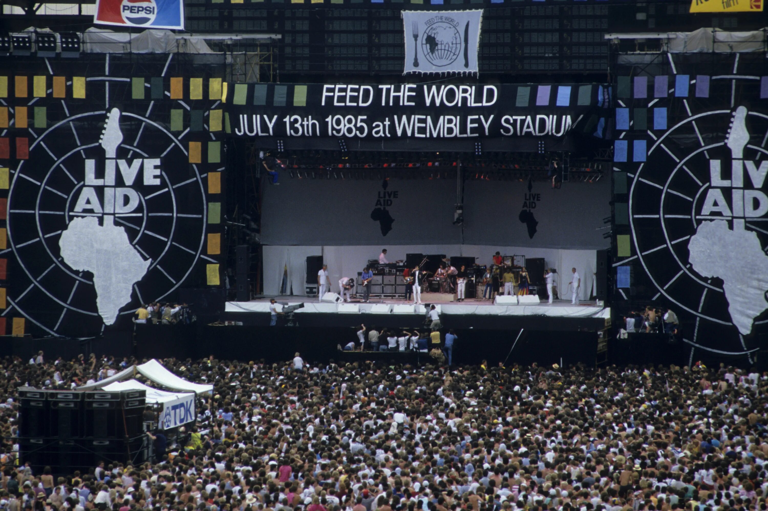 Квин Live Aid 1985. Live Aid стадион Уэмбли. Концерт Live Aid 1985. 13 Июля 1985 концерт Live Aid. Квин стадион уэмбли