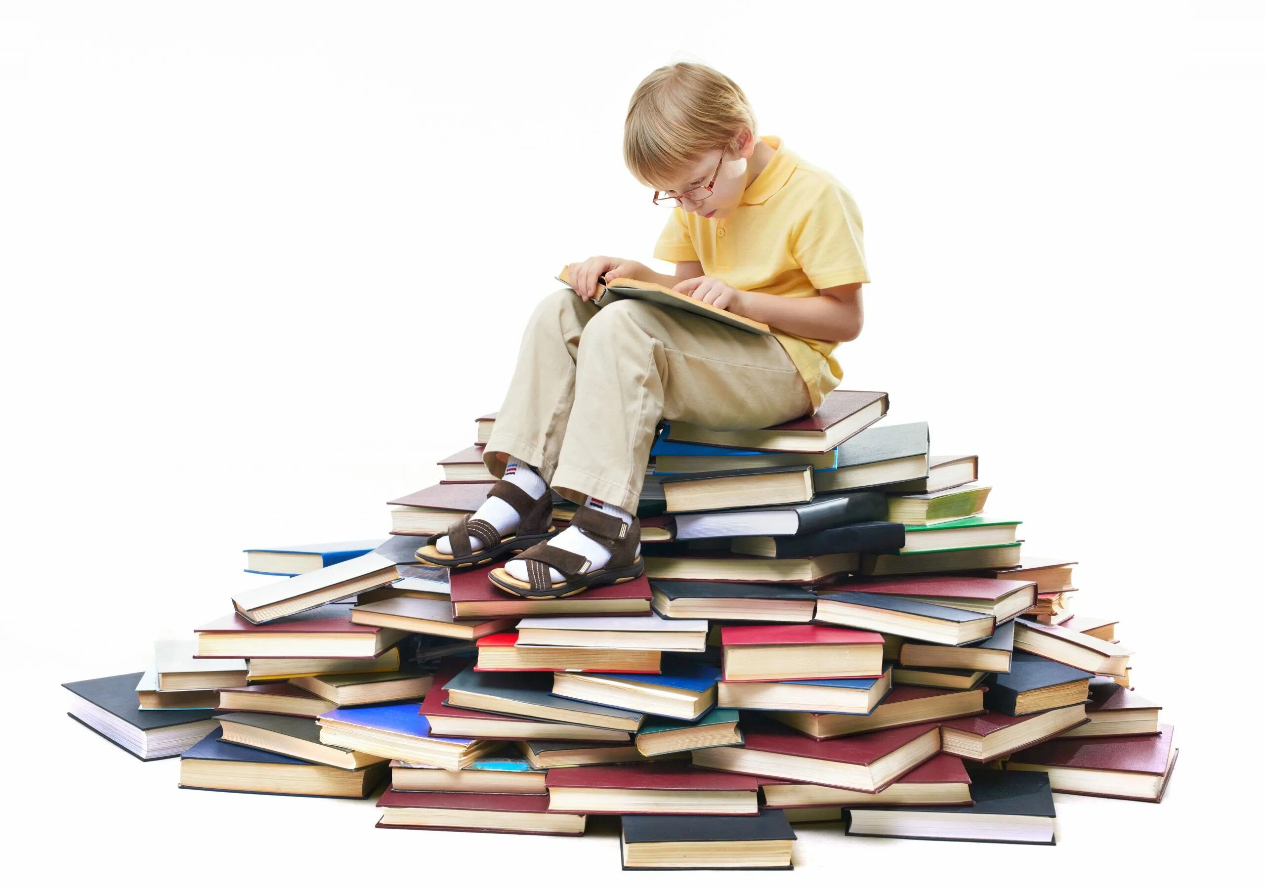 Нестандартное чтение. Много книг. Школьник с книгой. Куча книжек. Книга человек.