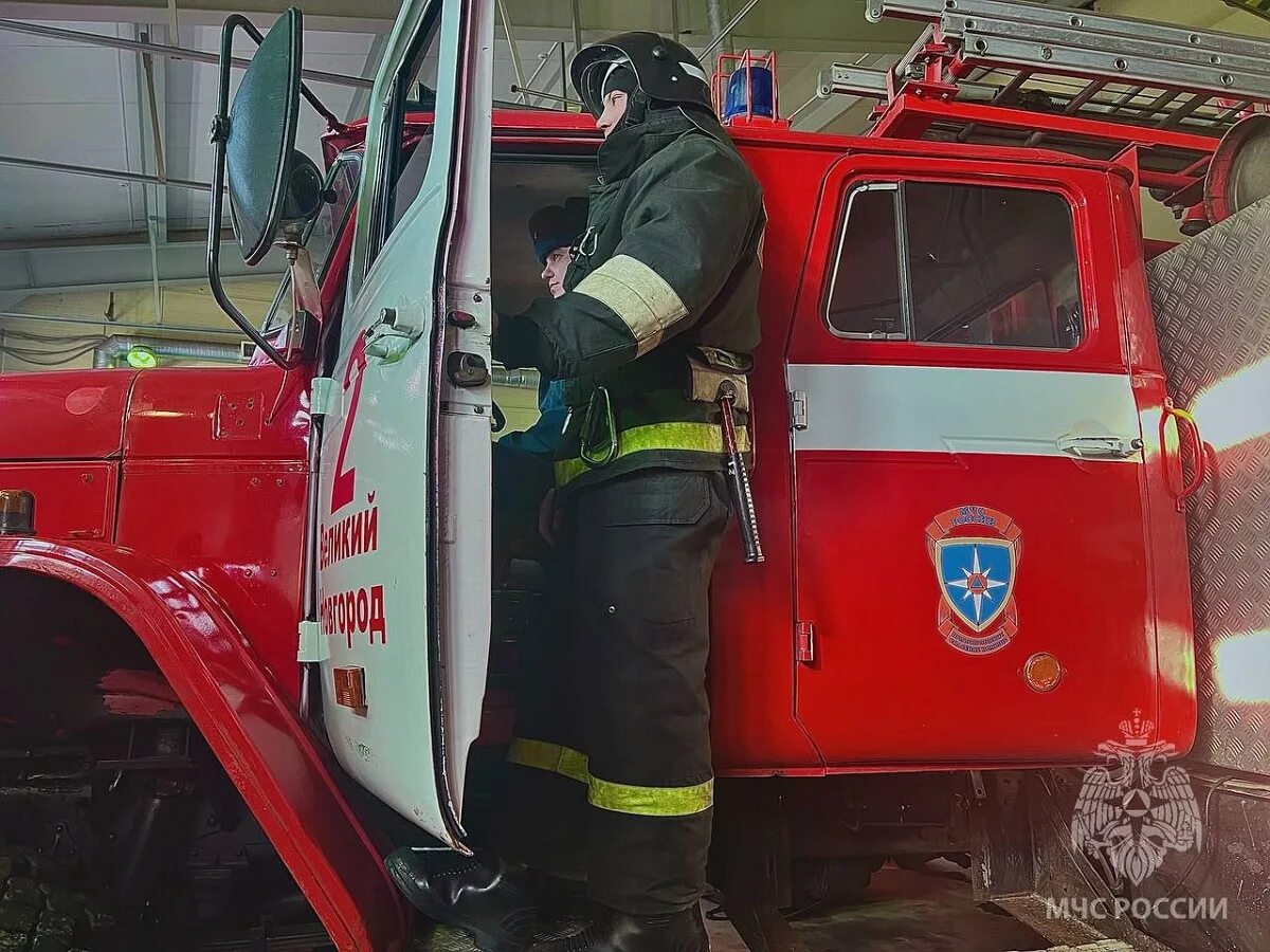 Аварийная новгородской области. Пожарный. Пожарная машина МЧС. Пожарно-спасательная служба. МЧС спасатели пожарные.