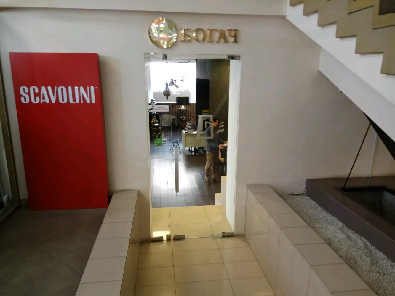 Интерьер магазина сувениров. Еврейская община в бендерах. Шикарные предметы. Красивый магазин подарков/интерьер. Кассирша.