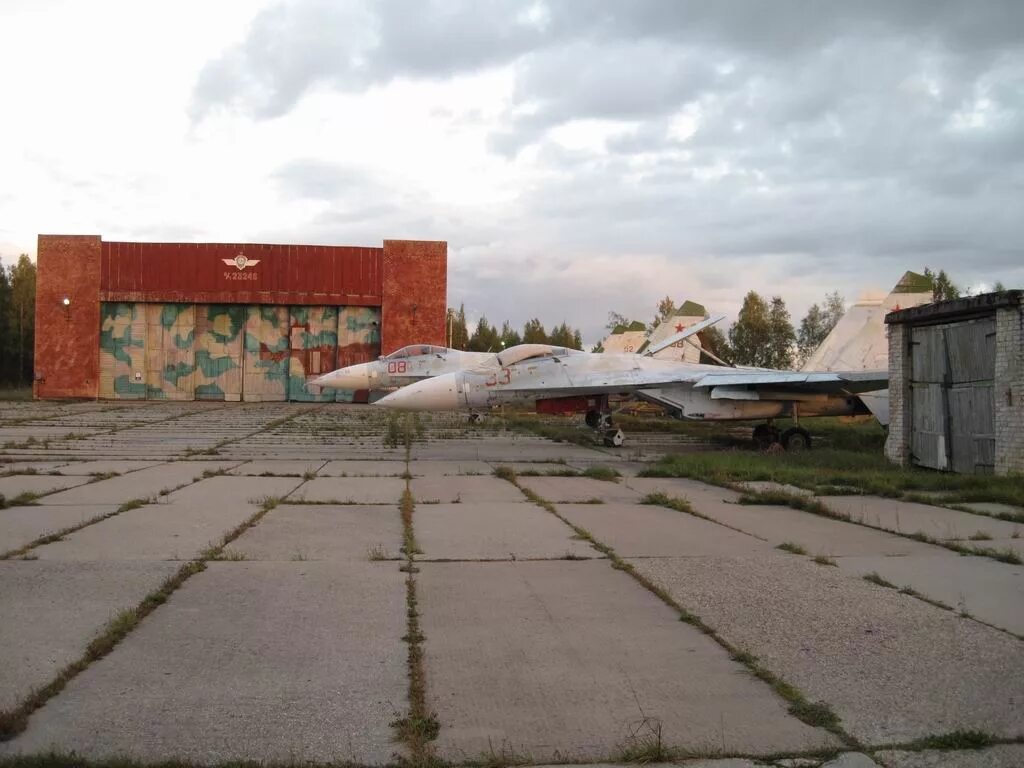 аэродром дорохово бежецк. дорохово военный аэродром. бежецк дорохово. фюзеляж су 15. 611 иап дорохово бежецк.