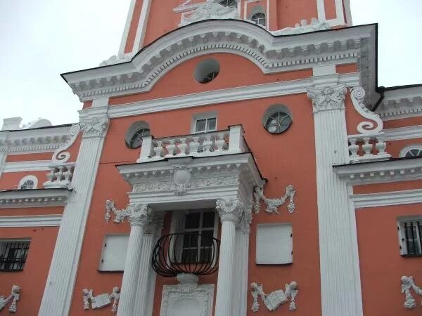 Храм феодора стратилата в москве на чистых прудах. Архангельский переулок 15. Архангельский пер 15а. Церковь федора стратилата в архангельском переулке. Церковь архангела гавриила меншикова башня.