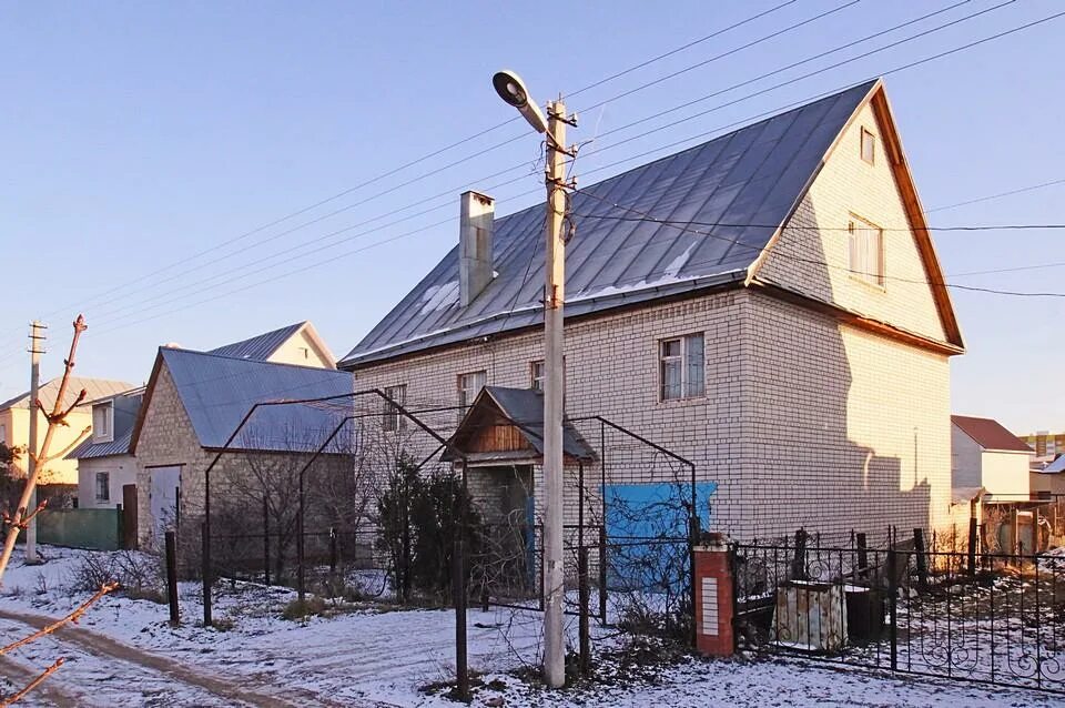 Свежие объявления дома в саратове. Саратов Энгельс дом. Энгельс частный дом. Энгельс дом у Волги. Энгельс дачный дом на Волге.