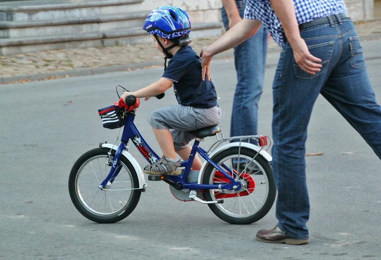 The children ride bikes. Дети с велосипедом. Дети катаются на велосипеде. Велик для детей. Мальчик на велосипеде.